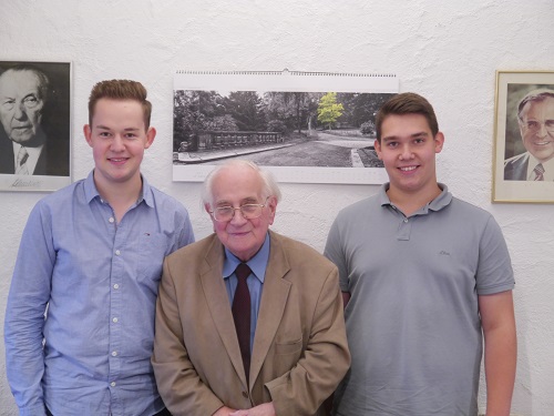 Joshua Östreich (rechts) und der Wartenberger Gemeindevertreter und Lehramtsstudent für Geschichte, Lukas Kaufmann (links), dankten Helfenbein für seinen spannenden Vortrag. Joshua Östreich (rechts) und der Wartenberger Gemeindevertreter und Lehramtsstudent für Geschichte, Lukas Kaufmann (links), dankten Helfenbein für seinen spannenden Vortrag.