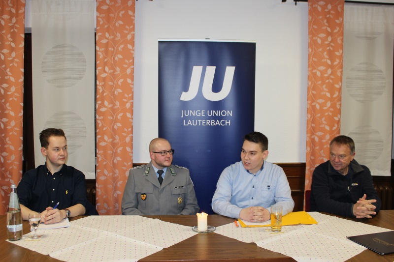 Über den Ukraine-Konflikt und den Zustand der Bundeswehr diskutierten bei JU Lauterbach Organisator Lukas Kaufmann (links) und Vorsitzender Joshua Östreich (2.v.r.) mit dem Bundeswehr-Jugendoffizier Jens Mattheis sowie Lauterbachs Erstem Stadtrat Lothar P Über den Ukraine-Konflikt und den Zustand der Bundeswehr diskutierten bei JU Lauterbach Organisator Lukas Kaufmann (links) und Vorsitzender Joshua Östreich (2.v.r.) mit dem Bundeswehr-Jugendoffizier Jens Mattheis sowie Lauterbachs Erstem Stadtrat Lothar P