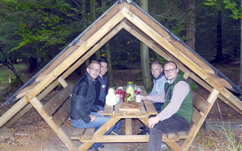CDU- Landtagskandidat Michael Ruhl (links) informierte sich mit Mitgliedern der Jungen Union Lauterbach über die Arbeit von Jägern bei Gunther Sachs (rechts) CDU- Landtagskandidat Michael Ruhl (links) informierte sich mit Mitgliedern der Jungen Union Lauterbach über die Arbeit von Jägern bei Gunther Sachs (rechts)