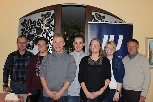 Der neue Vorstand der Jungen Union Lauterbach mit Stadtverbandsvorsitzendem Joshua Östreich (2. von links) sowie CDU-Vorsitzendem Uwe Meyer (links) und Erstem Stadtrat Lothar Pietsch (rechts). Der neue Vorstand der Jungen Union Lauterbach mit Stadtverbandsvorsitzendem Joshua Östreich (2. von links) sowie CDU-Vorsitzendem Uwe Meyer (links) und Erstem Stadtrat Lothar Pietsch (rechts).