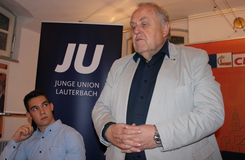 Dr. Hans Heuser (rechts) und Vorsitzender Joshua Östreich diskutierten bei der Jungen Union über das Grundgesetz, das jetzt 70 Jahre alt wird. Dr. Hans Heuser (rechts) und Vorsitzender Joshua Östreich diskutierten bei der Jungen Union über das Grundgesetz, das jetzt 70 Jahre alt wird.