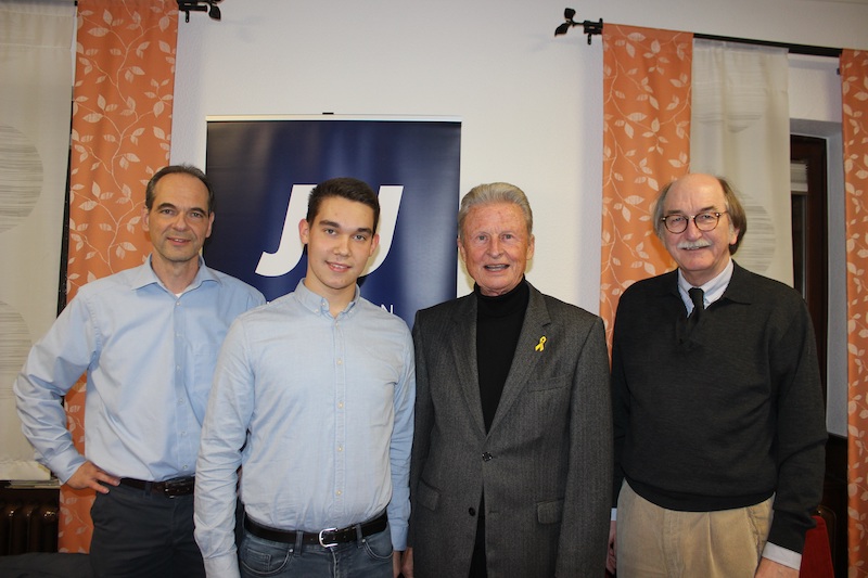 Informierten bei der Jungen Union Lauterbach mit Vorsitzendem Joshua Östreich (2. v.l.) als Zeitzeugen über den Kalten Krieg bis zum Fall der Mauer: Arnim Ortmann, Landrat a.D. Rudolf Marx und Bürgermeister Rainer-Hans Vollmöller (von links) Informierten bei der Jungen Union Lauterbach mit Vorsitzendem Joshua Östreich (2. v.l.) als Zeitzeugen über den Kalten Krieg bis zum Fall der Mauer: Arnim Ortmann, Landrat a.D. Rudolf Marx und Bürgermeister Rainer-Hans Vollmöller (von links)