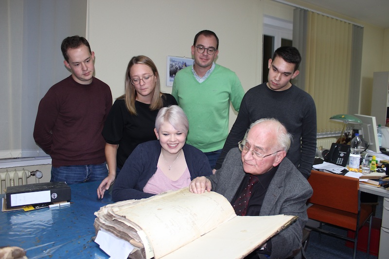 Besuch der Jungen Union im Stadtarchiv in Lauterbach: Prof. Karl-August Helfenbein zeigt der Jungen Union mit Vorsitzendem Joshua Östreich (rechts) ein Steuerbuch von 1724. Besuch der Jungen Union im Stadtarchiv in Lauterbach: Prof. Karl-August Helfenbein zeigt der Jungen Union mit Vorsitzendem Joshua Östreich (rechts) ein Steuerbuch von 1724.