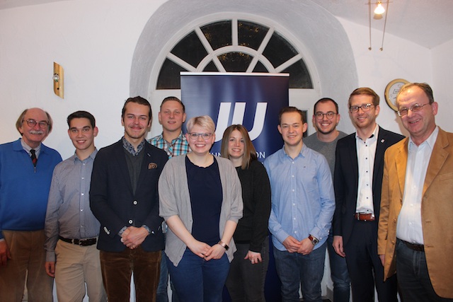Der neue Vorstand der Jungen Union mit Bürgermeister Rainer-Hans Vollmöller, Vorsitzendem Joshua Östreich (von links) sowie Landtagsabgeordnetem Michael Ruhl (2.v.r.) und CDU-Chef Uwe Meyer (rechts) Der neue Vorstand der Jungen Union mit Bürgermeister Rainer-Hans Vollmöller, Vorsitzendem Joshua Östreich (von links) sowie Landtagsabgeordnetem Michael Ruhl (2.v.r.) und CDU-Chef Uwe Meyer (rechts)