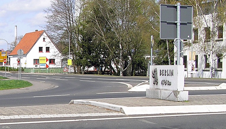 Der Lauterbacher „Berlin-Meilenstein 476 km“ von 1963 hat die Umgestaltung der Einmündung Lindenstraße/Fuldaer Straße zum Peter-Grünberg-Kreisverkehrsplatz vor einigen Jahren nicht überstanden. ( Foto: Archiv Ralf Fuchs) Der Lauterbacher „Berlin-Meilenstein 476 km“ von 1963 hat die Umgestaltung der Einmündung Lindenstraße/Fuldaer Straße zum Peter-Grünberg-Kreisverkehrsplatz vor einigen Jahren nicht überstanden. ( Foto: Archiv Ralf Fuchs)
